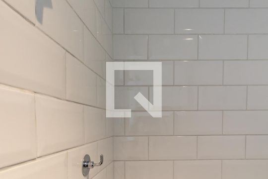 Compra apartamento com 2 quartos e piscina no condomínio. — Banheiro de serviço