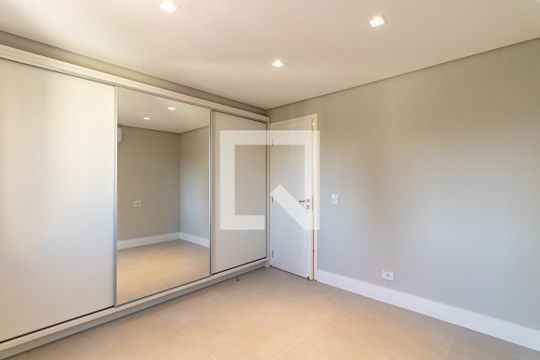 Compra apartamento com 2 quartos e piscina no condomínio. — Quarto 2