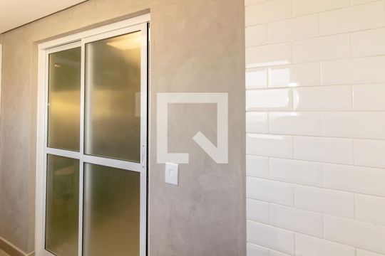 Compra apartamento com 2 quartos e piscina no condomínio. — Área de Serviço