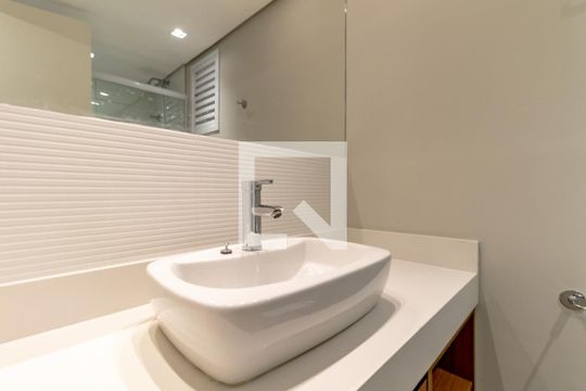 Compra apartamento com 2 quartos e piscina no condomínio. — Banheiro Social