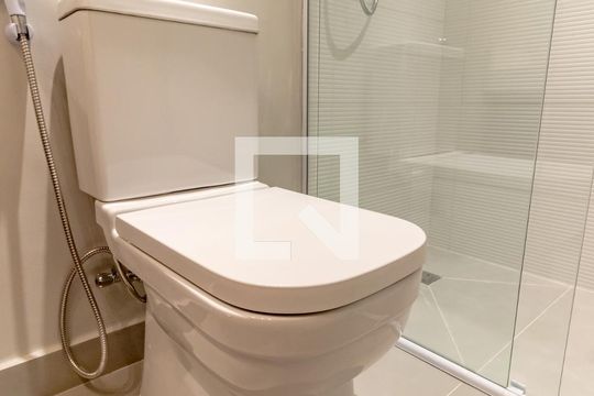 Compra apartamento com 2 quartos e piscina no condomínio. — Banheiro Social