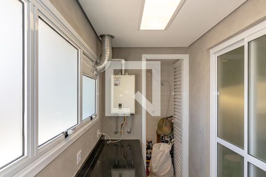 Compra apartamento com 2 quartos e piscina no condomínio. — Área de Serviço