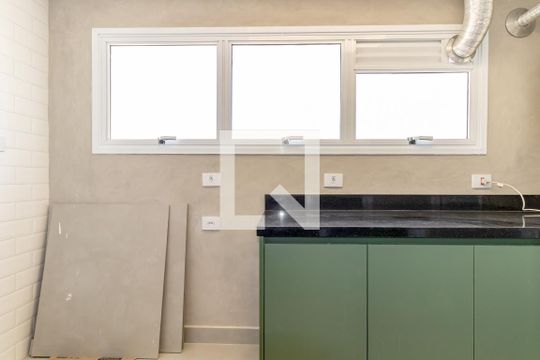 Compra apartamento com 2 quartos e piscina no condomínio. — Área de Serviço