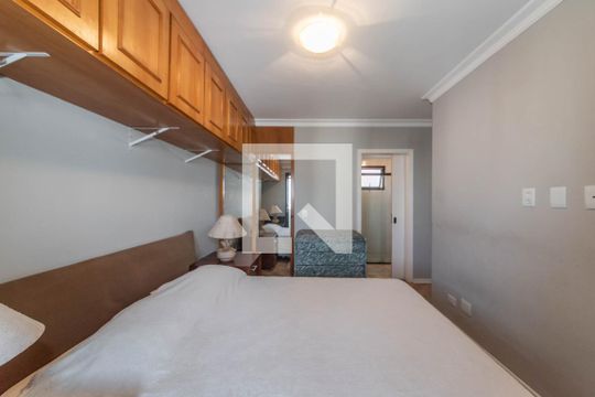 Comprar apartamento no Brooklin com 2 quartos, closet, piscina e churrasqueira no condomínio. — Suíte