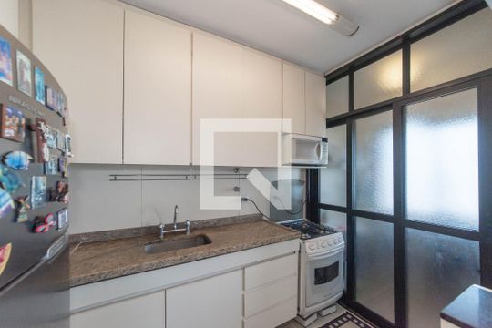 Comprar apartamento no Brooklin com 2 quartos, closet, piscina e churrasqueira no condomínio. — Cozinha - Lavanderia Integrada