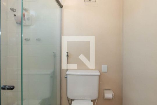 Comprar apartamento no Brooklin com 2 quartos, closet, piscina e churrasqueira no condomínio. — Banheiro da Suíte