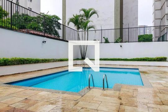 Comprar apartamento no Brooklin com 2 quartos, closet, piscina e churrasqueira no condomínio. — Piscina