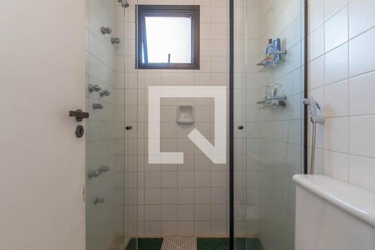 Comprar apartamento no Brooklin com 2 quartos, closet, piscina e churrasqueira no condomínio. — Banheiro Social