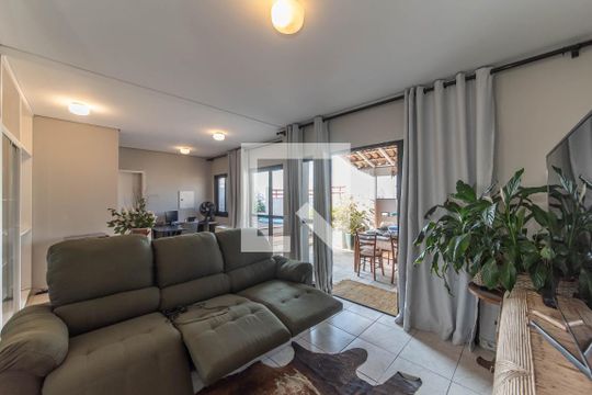 Comprar apartamento no Brooklin com 2 quartos, closet, piscina e churrasqueira no condomínio. — Sla de TV - Escritório