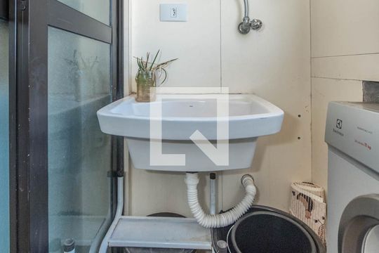 Comprar apartamento no Brooklin com 2 quartos, closet, piscina e churrasqueira no condomínio. — Cozinha - Lavanderia Integrada