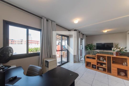 Comprar apartamento no Brooklin com 2 quartos, closet, piscina e churrasqueira no condomínio. — Sla de TV - Escritório