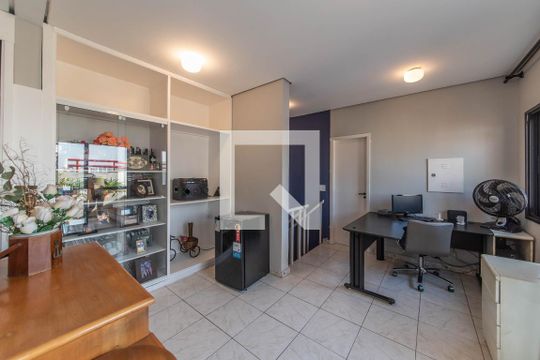 Comprar apartamento no Brooklin com 2 quartos, closet, piscina e churrasqueira no condomínio. — Sla de TV - Escritório