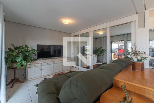 Comprar apartamento no Brooklin com 2 quartos, closet, piscina e churrasqueira no condomínio. — Sla de TV - Escritório