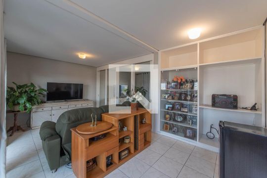 Comprar apartamento no Brooklin com 2 quartos, closet, piscina e churrasqueira no condomínio. — Sla de TV - Escritório