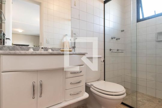 Comprar apartamento no Brooklin com 2 quartos, closet, piscina e churrasqueira no condomínio. — Banheiro Social - Terraço
