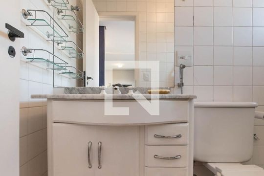 Comprar apartamento no Brooklin com 2 quartos, closet, piscina e churrasqueira no condomínio. — Banheiro Social - Terraço