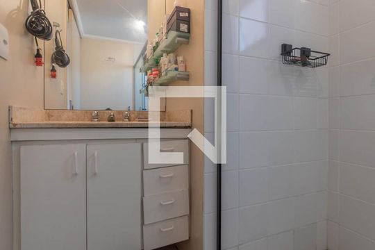 Comprar apartamento no Brooklin com 2 quartos, closet, piscina e churrasqueira no condomínio. — Banheiro da Suíte