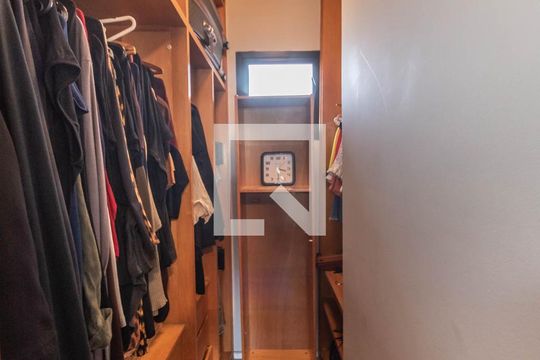 Comprar apartamento no Brooklin com 2 quartos, closet, piscina e churrasqueira no condomínio. — Suíte - Closet