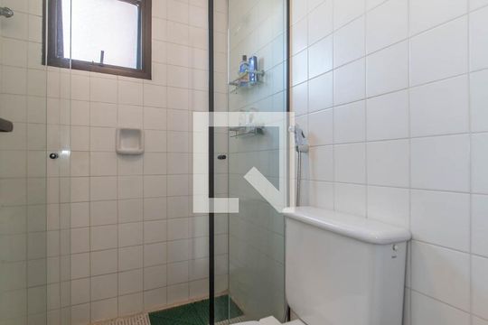 Comprar apartamento no Brooklin com 2 quartos, closet, piscina e churrasqueira no condomínio. — Banheiro Social