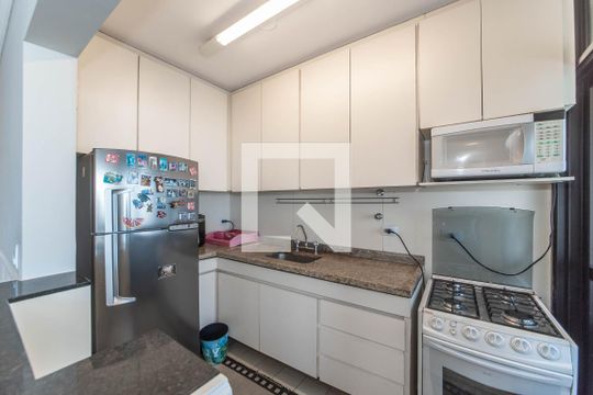 Comprar apartamento no Brooklin com 2 quartos, closet, piscina e churrasqueira no condomínio. — Cozinha - Lavanderia Integrada