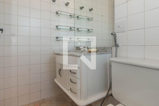 Comprar apartamento no Brooklin com 2 quartos, closet, piscina e churrasqueira no condomínio. — Banheiro Social - Terraço