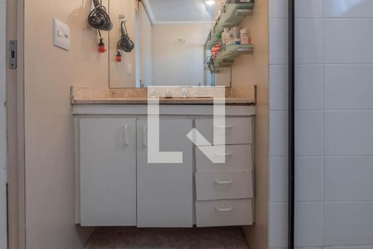 Comprar apartamento no Brooklin com 2 quartos, closet, piscina e churrasqueira no condomínio. — Banheiro da Suíte