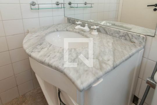 Comprar apartamento no Brooklin com 2 quartos, closet, piscina e churrasqueira no condomínio. — Banheiro Social - Terraço