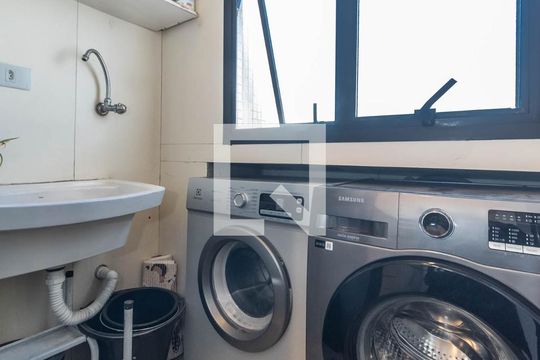 Comprar apartamento no Brooklin com 2 quartos, closet, piscina e churrasqueira no condomínio. — Cozinha - Lavanderia Integrada