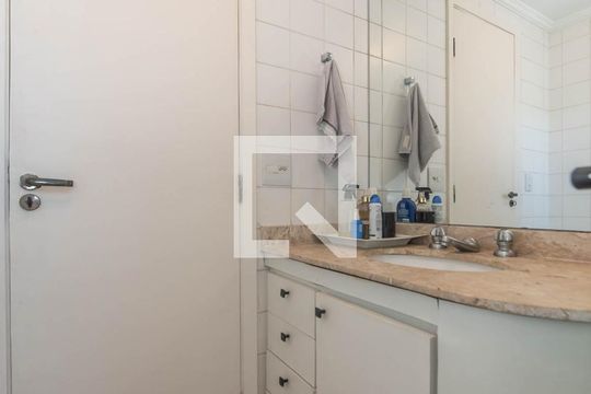 Comprar apartamento no Brooklin com 2 quartos, closet, piscina e churrasqueira no condomínio. — Banheiro Social