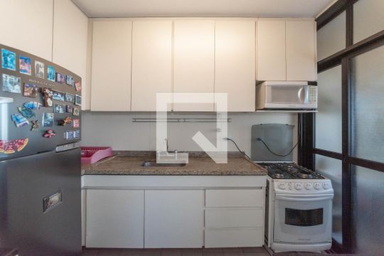 Comprar apartamento no Brooklin com 2 quartos, closet, piscina e churrasqueira no condomínio. — Cozinha - Lavanderia Integrada