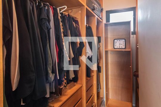 Comprar apartamento no Brooklin com 2 quartos, closet, piscina e churrasqueira no condomínio. — Suíte - Closet