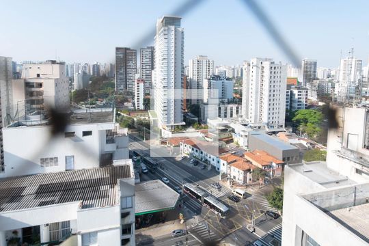 Comprar apartamento no Brooklin com 2 quartos, closet, piscina e churrasqueira no condomínio. — Varanda da Suíte - Vista