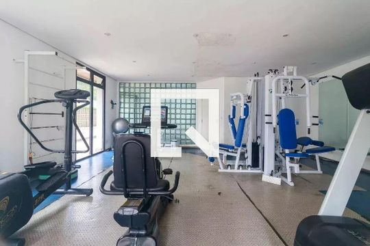 Comprar apartamento no Brooklin com 2 quartos, closet, piscina e churrasqueira no condomínio. — Academia