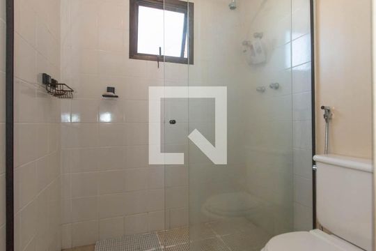 Comprar apartamento no Brooklin com 2 quartos, closet, piscina e churrasqueira no condomínio. — Banheiro da Suíte