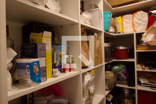 Apartamento à venda, com 89 m², 2 quartos e 2 vagas — Despensa