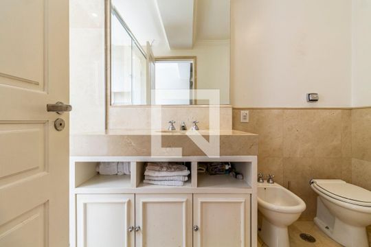 Apartamento à venda, com 133 m², 2 quartos e 1 vaga — Banheiro da Suíte 1