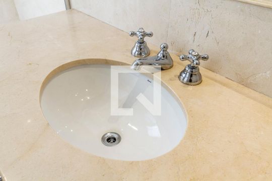 Apartamento à venda, com 133 m², 2 quartos e 1 vaga — Banheiro da Suíte 1