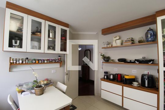 Apartamento à venda, com 196 m², 4 quartos e 3 vagas — Cozinha