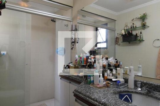 Apartamento à venda, com 196 m², 4 quartos e 3 vagas — Banheiro da Suíte 2