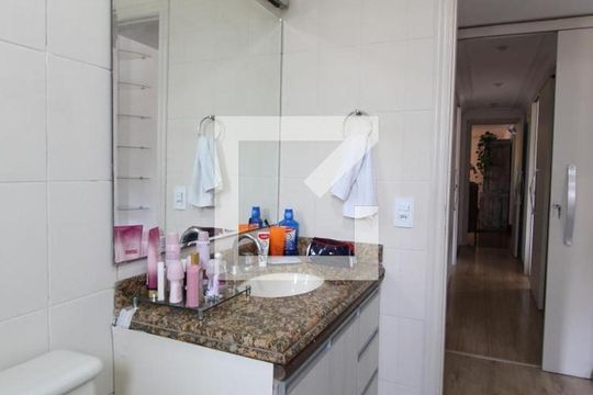 Apartamento à venda, com 196 m², 4 quartos e 3 vagas — Banheiro da Suíte 1