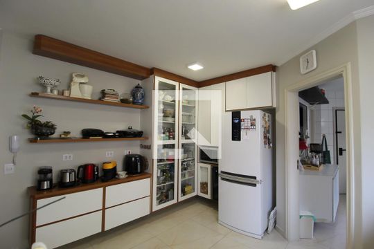 Apartamento à venda, com 196 m², 4 quartos e 3 vagas — Cozinha