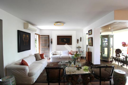 Apartamento à venda, com 196 m², 4 quartos e 3 vagas — Sala