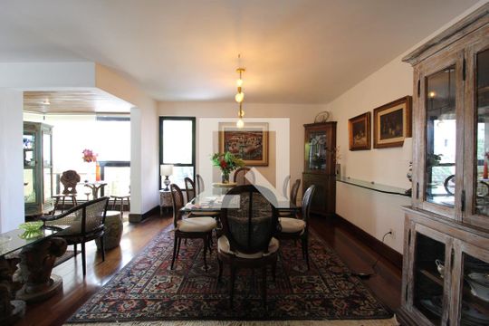 Apartamento à venda, com 196 m², 4 quartos e 3 vagas — Sala