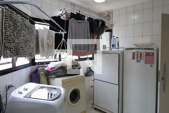 Apartamento à venda, com 196 m², 4 quartos e 3 vagas — Área de Serviço