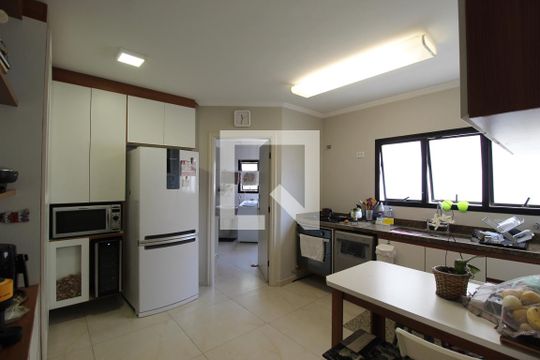 Apartamento à venda, com 196 m², 4 quartos e 3 vagas — Cozinha