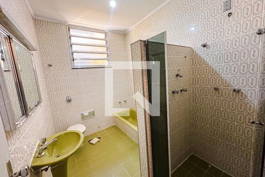 Casa na Pompeia com 4 quartos e closet. Compra ideal. — banheiro