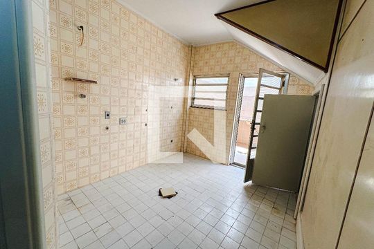 Casa na Pompeia com 4 quartos e closet. Compra ideal. — casa 2/cozinha
