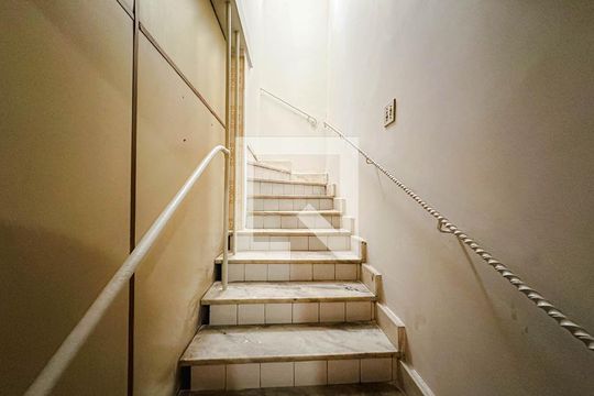 Casa na Pompeia com 4 quartos e closet. Compra ideal. — Corredor