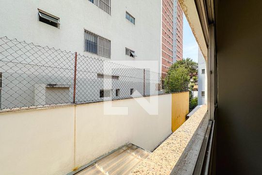 Casa na Pompeia com 4 quartos e closet. Compra ideal. — vista/Área de Serviço