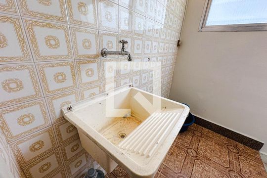 Casa na Pompeia com 4 quartos e closet. Compra ideal. — Área de Serviço